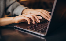 https://cdn2.tuoitre.vn/zoom/216_135/471584752817336320/2026/9/26/female-hands-typing-computer-keyboard1303-27362-17904160545741478891675-1-0-392-626-crop-17904160724592086173741.png