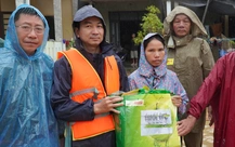 Hàng trăm suất quà cứu trợ của báo Tuổi Trẻ băng nước lũ đến với bà con vùng ngập sâu