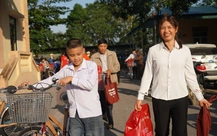 'Sếp' ngân hàng từng ước mơ có xe đạp đi học, nay trao xe đạp cho học sinh nghèo