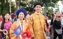 Du khách nước ngoài ngỡ ngàng trước màn diễu hành áo dài, cổ phục trên phố đi bộ hồ Gươm