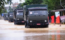 Chủ tịch nước Lương Cường đi xe đặc chủng quân đội vào vùng ngập Đà Nẵng dự Ngày hội đại đoàn kết