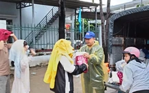 Quà cứu trợ của Tuổi Trẻ đã đến tay dân vùng bị lũ cô lập ở Bắc Nha Trang