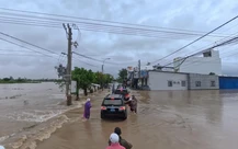 Đoàn xe Bí thư Đắk Lắk che chắn cho người dân qua đoạn ngập