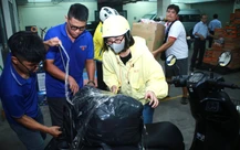 Người dân TP.HCM nườm nượp đem quần áo, nhu yếu phẩm gửi hỗ trợ đồng bào vùng lũ