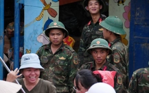 Bộ đội dồn dập đổ quân về vùng lũ, thầy cô mừng vì học sinh có thể nhanh trở lại lớp