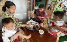 Bữa cơm chan nước mưa kèm nước mắt của người dân nơi vùng lũ dữ quét qua