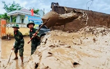 Hàng vạn cán bộ, chiến sĩ cùng dân dọn dẹp trường học, nhà cửa vùng lũ Đắk Lắk