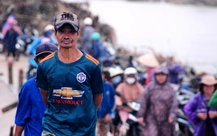 Người dân ven sông Kỳ Lộ nối hàng dài nhận hàng cứu trợ