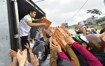 Người dân vùng lũ Phú Yên cũ cần chăn ấm, tôn lợp lại mái nhà