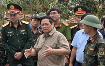 Thăm vùng rốn lũ Phú Yên, Thủ tướng chỉ đạo kỹ về việc xây nhà tránh lũ cho dân