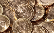 Đào đất trong vườn, bất ngờ thấy 5 thỏi vàng cùng nhiều tiền vàng