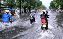 Ngập nặng trung tâm TP.HCM sau mưa, người đi đường giật điện nghi từ mối nối hở nhà dân