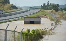 Hình ảnh máy bơm chống ngập cao tốc Phan Thiết - Dầu Giây chìm nghỉm trong nước lũ