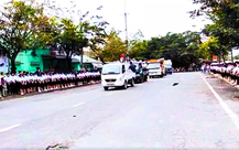 Gần 1.500 học sinh nghiêm trang kính tiễn thầy giáo thể dục ở Giồng Riềng về đất mẹ