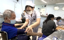 26-27 tuổi mới hành nghề, thu nhập 7 triệu đồng không đủ sống, phải xếp bậc lương bác sĩ cao hơn