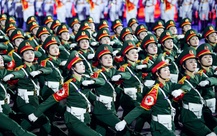 Các khối diễu binh tiến vào lễ đài, bước đi oai nghiêm, hiên ngang