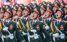 Chiến sĩ quân đội, công an tỏa ra các hướng, hòa vào vòng tay nhân dân