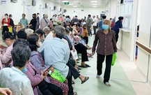 Khám bảo hiểm y tế: Xếp hàng từ sáng sớm, trưa vẫn chưa tới lượt