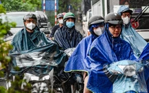 Người dân đội mưa trở lại Hà Nội sau kỳ nghỉ lễ