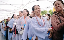 Người dân TP.HCM hoan hỉ vào chiêm bái xá lợi trái tim Bồ tát Thích Quảng Đức