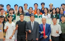 Có thể tuyên dương sinh viên nhường chỗ ngồi cho cựu chiến binh thay vì tặng bằng khen