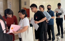 Đông nghịt người Hà Nội lại xếp hàng từ 4h sáng để chờ làm thủ tục hành chính, vì sao?