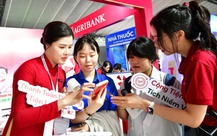 Chen chân 'săn quà' ngày đầu khai hội Không tiền mặt 2025
