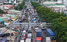 Ùn tắc giao thông ở TP.HCM: Phải dừng từ 30 phút, dài 200m mới tính?