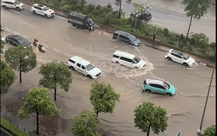 Mưa lớn vào giờ tan tầm, nhiều tuyến phố Hà Nội ngập sâu, ùn tắc