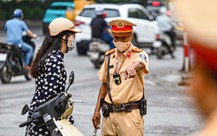 Một góc phố phạt hàng chục xe máy leo vỉa hè, xe ôm công nghệ cũng không 'thoát'
