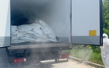 Thi thể binh sĩ Ukraine xếp lớp trong xe thùng đông lạnh chờ trao trả ở biên giới