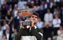 Ngược dòng 'khó tin' ở trận chung kết dài nhất lịch sử, Alcaraz vô địch Roland Garros 2025