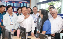 Chủ tịch UBND TP.HCM Nguyễn Văn Được khảo sát giờ làm việc đầu tiên của phường Dĩ An