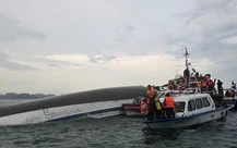 Cập nhật vụ lật tàu trên vịnh Hạ Long: 10 người được cứu, 38 người tử vong, còn 5 người mất tích