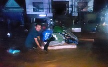 Người dân miền núi Nghệ An hối hả chạy lũ trong đêm
