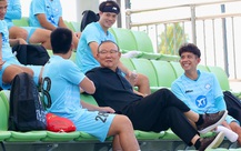 Ông Park Hang Seo tự lái xe đến thăm CLB Nam Định