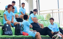 Ông Park Hang Seo tự lái xe đến thăm CLB Nam Định