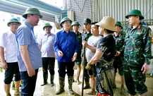 Phó thủ tướng Mai Văn Chính thăm bà con vùng lũ Nghệ An: 'Tính mạng con người là trên hết'