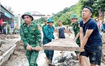 Quân đội, công an dồn lực giúp bà con vùng lũ Nghệ An khắc phục thiệt hại