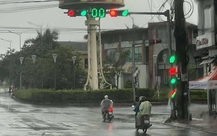 Độc lạ đèn vừa xanh vừa đỏ trên quốc lộ 1, tài xế qua đường phải quay video
