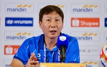 HLV Kim Sang Sik phủ nhận 'chơi chiêu' xếp chai nước ngăn U23 Indonesia ném biên