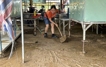 Ngôi chợ tại Đà Nẵng tê liệt sau trận lụt bất ngờ giữa mùa hè