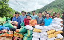 Dân Lào bị lũ cô lập, bơi qua sông cầu cứu được người Nghệ An sẻ chia hàng cứu trợ