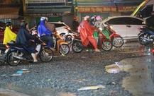 Mưa cuốn đá đường sắt tràn ra đường Phạm Văn Đồng, TP.HCM, kẹt xe kéo dài