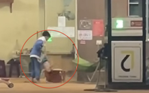 Bé trai 16 tháng tuổi bị ném xuống sàn xi măng ở cửa hàng xăng dầu