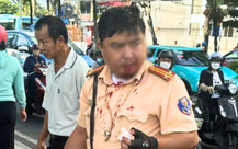 Đang làm nhiệm vụ, trung tá cảnh sát giao thông bị người đàn ông nước ngoài đấm vào miệng