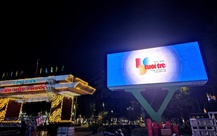 Logo kỷ niệm 50 năm thành lập báo Tuổi Trẻ xuất hiện khắp các tuyến đường lớn miền Tây