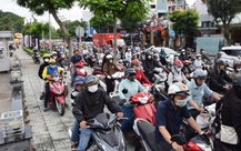 Tái diễn xe máy nối đuôi nhau chạy lên vỉa hè, phớt lờ mức phạt đến 6 triệu đồng