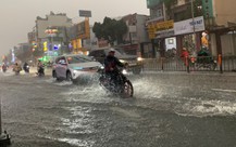Cập nhật: Dông gió rất mạnh quét qua TP.HCM, mưa tối trời, sấm rền