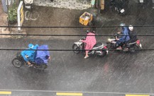 TP.HCM mưa dông tối trời, gió quăng quật người đi xe máy không thể chạy
